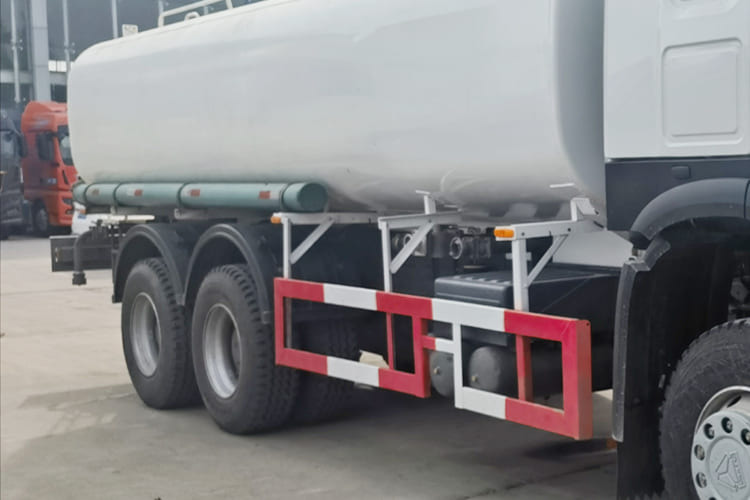 Howo Howo Water Tank Truck for Sale in Zambia - Camión cisterna: foto 5 Howo Howo Water Tank Truck for Sale in Zambia - Camión cisterna: foto 5