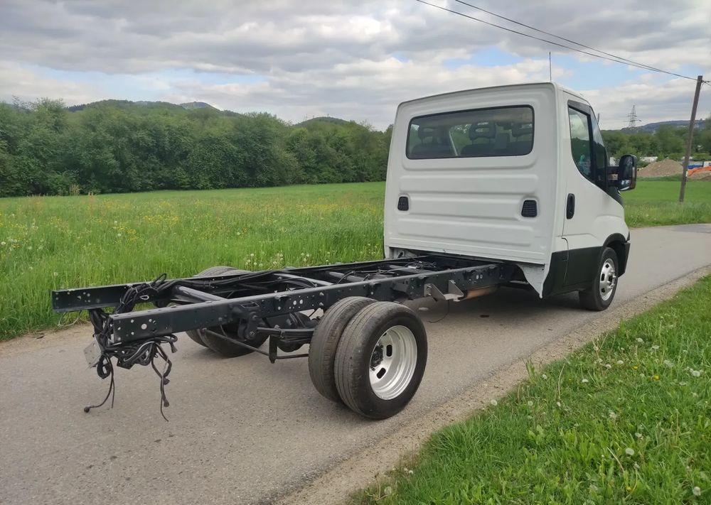 Iveco DAILY 35c14 2.3 hpi rama do zabudowy, - Camión chasis: foto 3 Iveco DAILY 35c14 2.3 hpi rama do zabudowy, - Camión chasis: foto 3