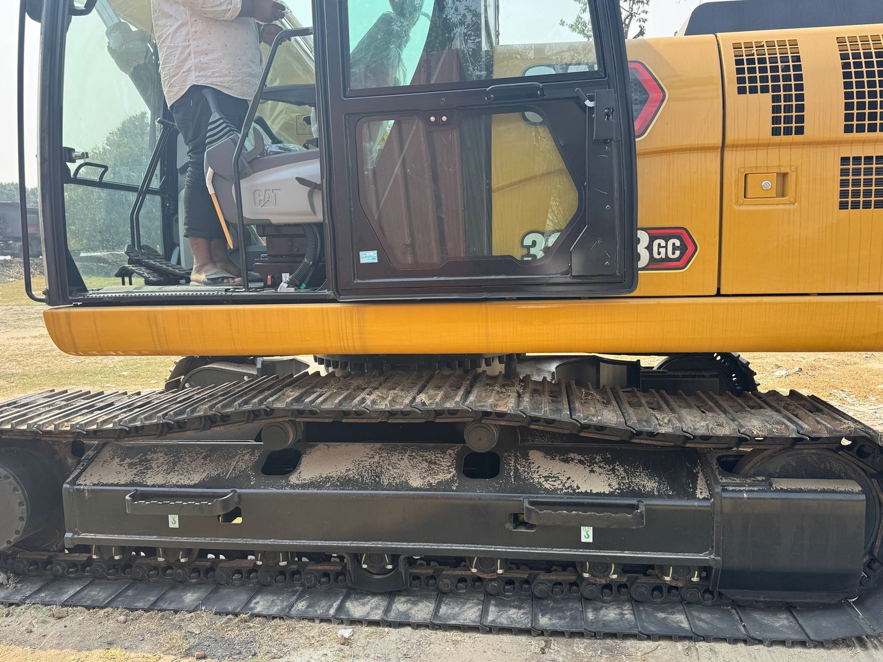 CATERPILLAR 323GC - Excavadora de cadenas: foto 1 CATERPILLAR 323GC - Excavadora de cadenas: foto 1