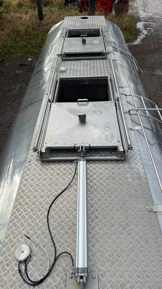 MAN TGS 35.480 8X4-2 TRIDEM Wasser-Tank - Camión cisterna: foto 4 MAN TGS 35.480 8X4-2 TRIDEM Wasser-Tank - Camión cisterna: foto 4