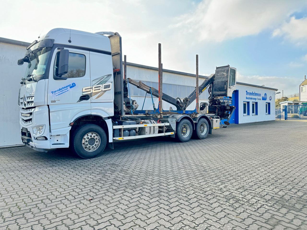 Mercedes Arocs 3358 L 6x4 Radstand 4500 Arocs 3358 L 6x4 Blatt-Luft Gefedert - Camión forestal: foto 3 Mercedes Arocs 3358 L 6x4 Radstand 4500 Arocs 3358 L 6x4 Blatt-Luft Gefedert - Camión forestal: foto 3