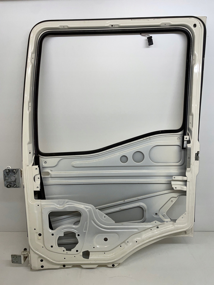 PRAWE DRZWI MAN TGS3 TGS 3 TGS-3 TGL TGM - Puerta y piezas para Camión: foto 4 PRAWE DRZWI MAN TGS3 TGS 3 TGS-3 TGL TGM - Puerta y piezas para Camión: foto 4