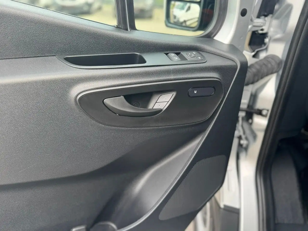 Mercedes-Benz Sprinter 317 CDI Flach Lang Silber Klima MBUX - Furgón: foto 5 Mercedes-Benz Sprinter 317 CDI Flach Lang Silber Klima MBUX - Furgón: foto 5