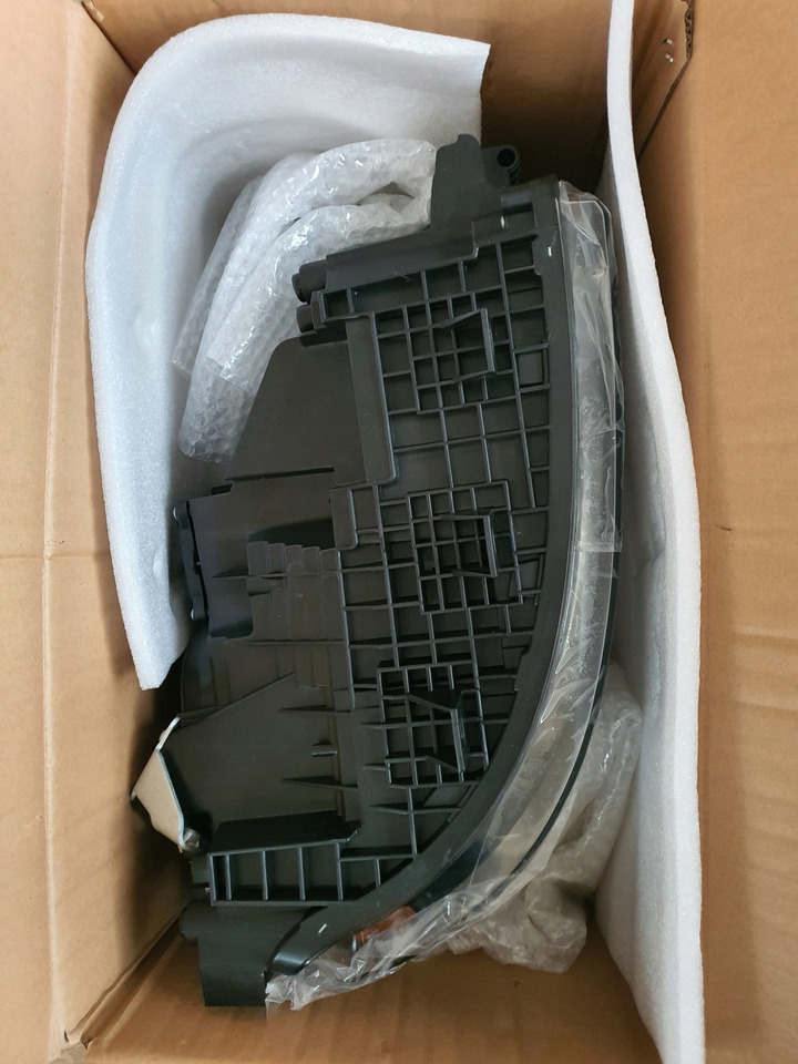 NOWY REFLEKTOR VOLVO FH4 PRAWY - Faro delantero para Camión: foto 3 NOWY REFLEKTOR VOLVO FH4 PRAWY - Faro delantero para Camión: foto 3