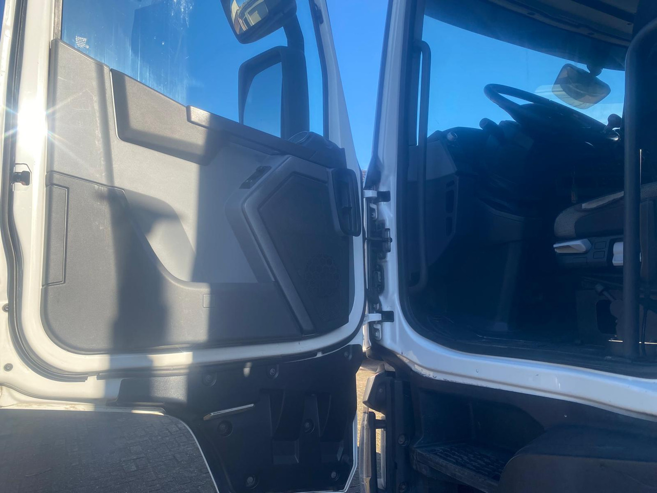 Camión volquete RENAULT T460: foto 16