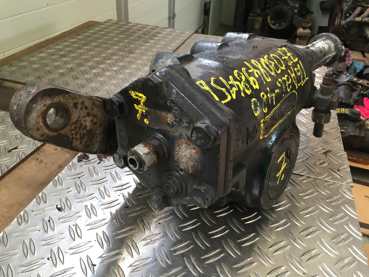 Gebrauchtes Lenkgetriebe MAN TGA 26.480, Artikel - Nr.: 81.46200-6425 - Caja de dirección para Camión: foto 4 Gebrauchtes Lenkgetriebe MAN TGA 26.480, Artikel - Nr.: 81.46200-6425 - Caja de dirección para Camión: foto 4