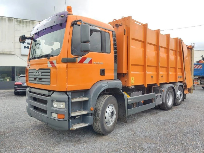 MAN TGA 26.320 6x2 garbage truck ZOELLER - Camión de basura: foto 1 MAN TGA 26.320 6x2 garbage truck ZOELLER - Camión de basura: foto 1