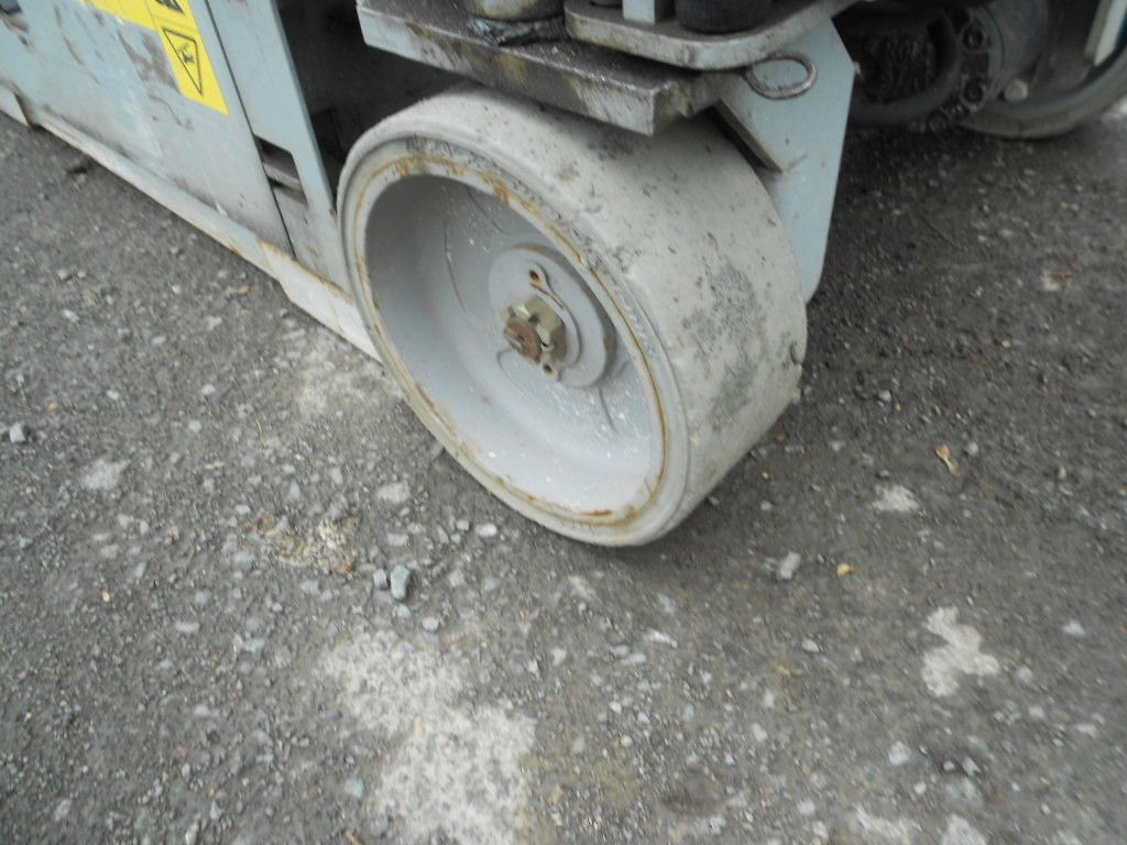 Camión con plataforma elevadora Genie GS 1932, Batterien 2024, Scherenbühne Genie 8 m: foto 8