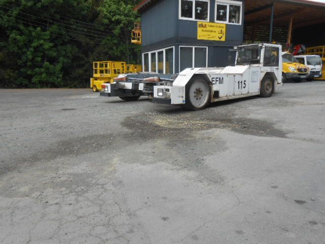 MAN AM110 Flugzeugschlepper MAN AM110 Flugzeugschlepper - Remolcador de aviones: foto 2 MAN AM110 Flugzeugschlepper MAN AM110 Flugzeugschlepper - Remolcador de aviones: foto 2