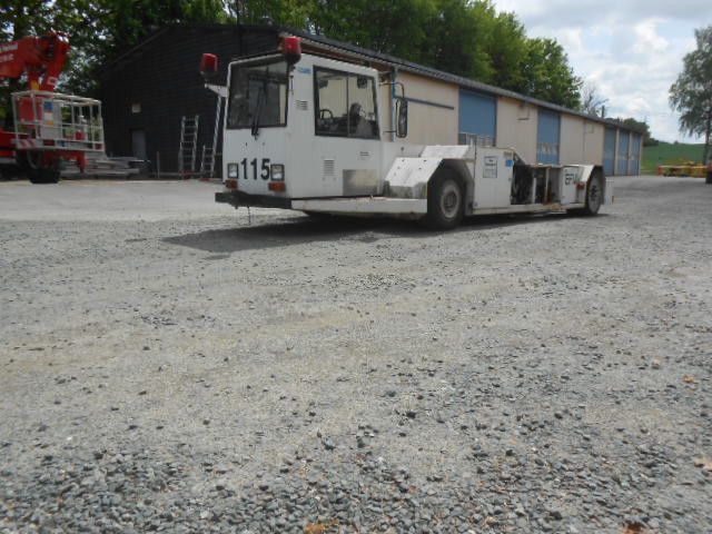 MAN AM110 Flugzeugschlepper MAN AM110 Flugzeugschlepper - Remolcador de aviones: foto 1 MAN AM110 Flugzeugschlepper MAN AM110 Flugzeugschlepper - Remolcador de aviones: foto 1