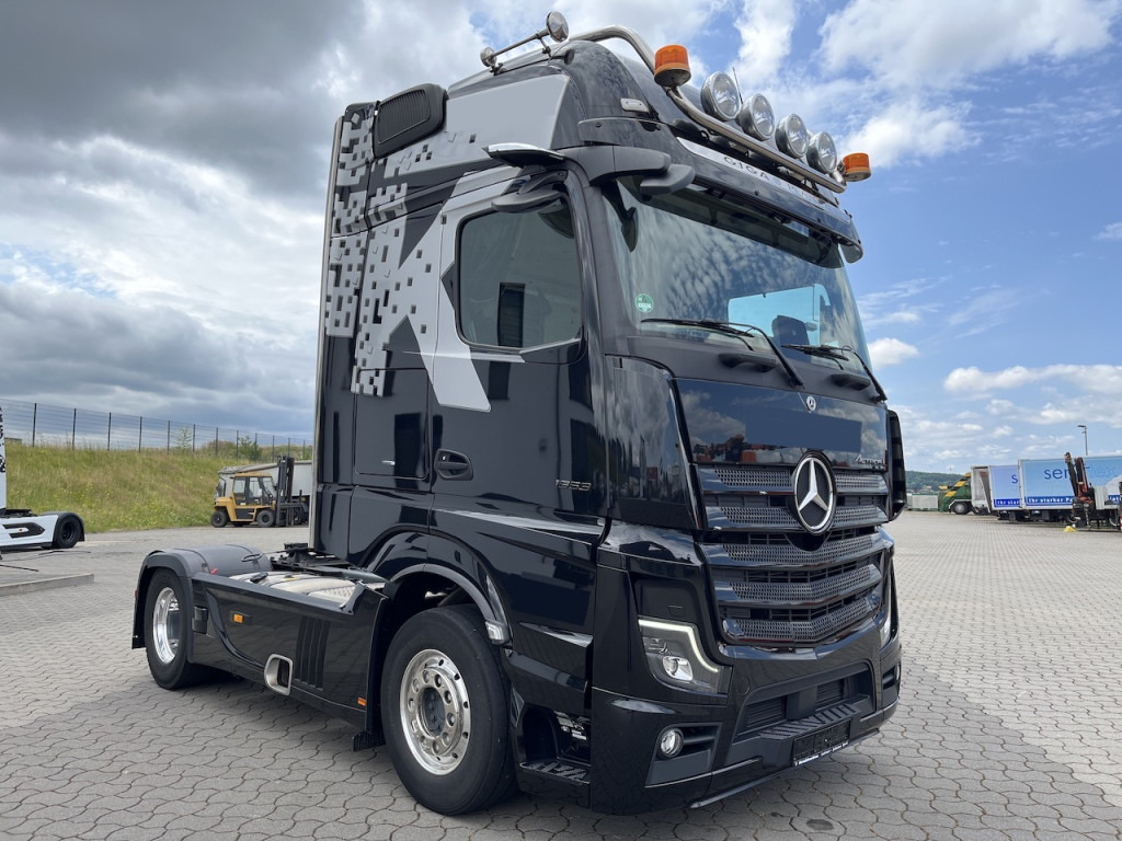 Mercedes-Benz Actros 1853 4x2 Gigaspace Sitzecke StyleLine - Cabeza tractora: foto 5 Mercedes-Benz Actros 1853 4x2 Gigaspace Sitzecke StyleLine - Cabeza tractora: foto 5