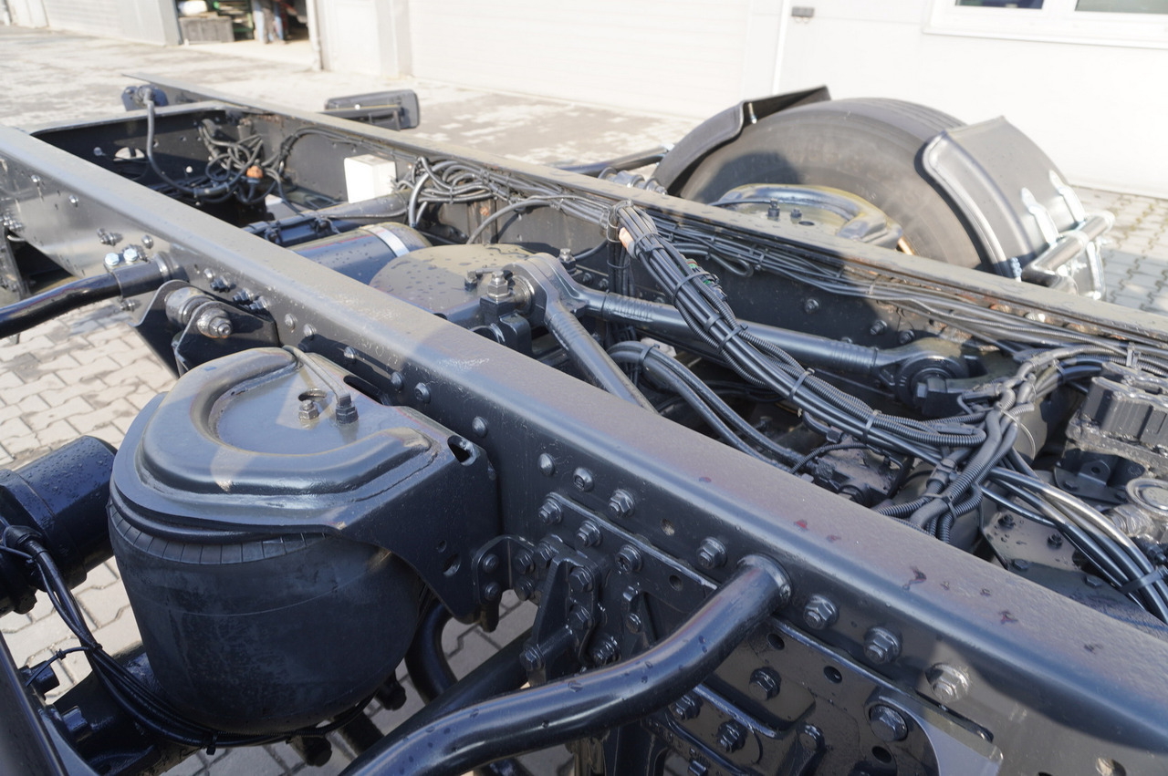 Camión chasis MAN TGX 35.580 E6 8x4/4 - 8.8m chassis frame: foto 17