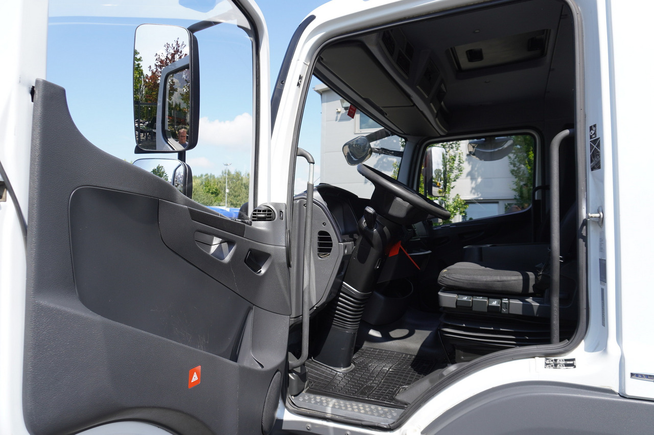 Foto del interior 1: Camión caja cerrada MERCEDES-BENZ Atego 1318 E6 / 20 pallet container / lift / 90 thousand km !!!
