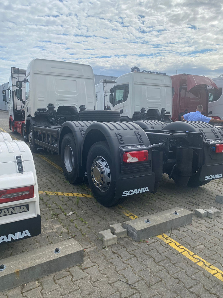 SCANIA NEW Scania P 340 B6x2*4NA / chassis frame / steering axle / CNG / large cab / 8 units - Camión chasis: foto 2 SCANIA NEW Scania P 340 B6x2*4NA / chassis frame / steering axle / CNG / large cab / 8 units - Camión chasis: foto 2