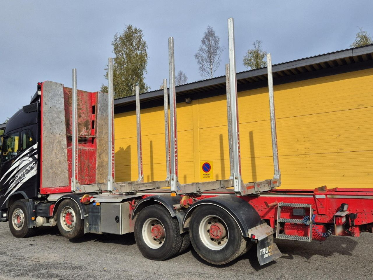 VOLVO FH 750 8x4 / 2 lifted axles / timber truck - Camión forestal: foto 2 VOLVO FH 750 8x4 / 2 lifted axles / timber truck - Camión forestal: foto 2
