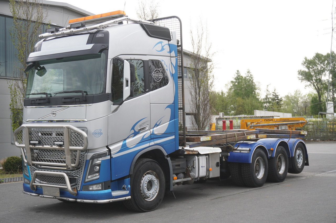 VOLVO FH16 750/ 750 HP! / load capacity 21.8 t / logging superstructure - Camión grúa: foto 1 VOLVO FH16 750/ 750 HP! / load capacity 21.8 t / logging superstructure - Camión grúa: foto 1