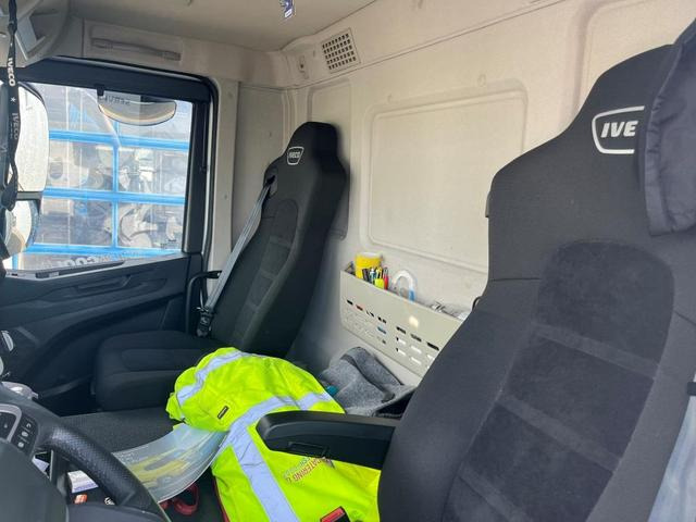 Iveco SWay 400 Lamberet Tiefkühlkoffer Thermo King LBW - Camión frigorífico: foto 2 Iveco SWay 400 Lamberet Tiefkühlkoffer Thermo King LBW - Camión frigorífico: foto 2