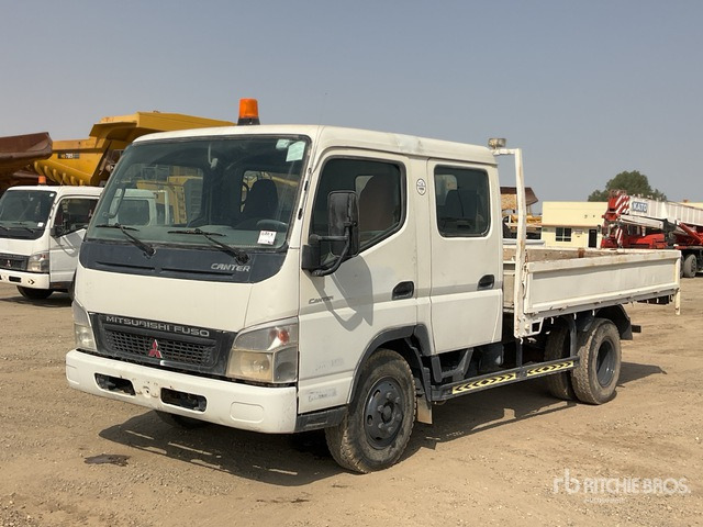 2010 Mitsubishi Canter 4x2 Crew Cab Flatbed Truck - Camión caja abierta: foto 2 2010 Mitsubishi Canter 4x2 Crew Cab Flatbed Truck - Camión caja abierta: foto 2