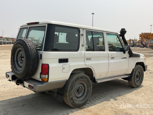 2011 Toyota Land Cruiser LX 76R 4x4 SUV - SUV/ Todoterreno: foto 4 2011 Toyota Land Cruiser LX 76R 4x4 SUV - SUV/ Todoterreno: foto 4