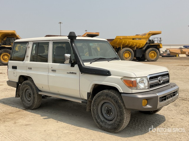 2011 Toyota Land Cruiser LX 76R 4x4 SUV - SUV/ Todoterreno: foto 2 2011 Toyota Land Cruiser LX 76R 4x4 SUV - SUV/ Todoterreno: foto 2