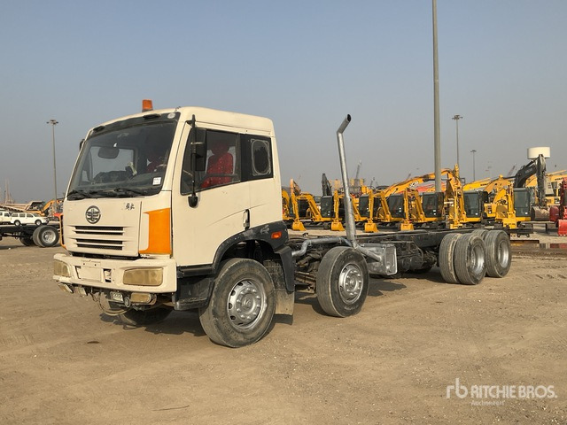 2014 FAW CA1313P 8x4 Twin-Steer Cab and Chassis - Camión chasis: foto 1 2014 FAW CA1313P 8x4 Twin-Steer Cab and Chassis - Camión chasis: foto 1