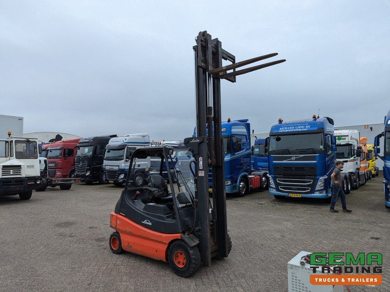 Linde E30 02 - 4058 uur - Duplex Mast - Volrubber Banden - Eurotron 80V-80A Oplader (M34) - Carretilla elevadora eléctrica: foto 2 Linde E30 02 - 4058 uur - Duplex Mast - Volrubber Banden - Eurotron 80V-80A Oplader (M34) - Carretilla elevadora eléctrica: foto 2