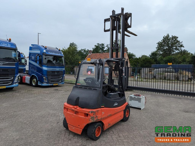 Linde E30 02 - 4058 uur - Duplex Mast - Volrubber Banden - Eurotron 80V-80A Oplader (M34) - Carretilla elevadora eléctrica: foto 3 Linde E30 02 - 4058 uur - Duplex Mast - Volrubber Banden - Eurotron 80V-80A Oplader (M34) - Carretilla elevadora eléctrica: foto 3