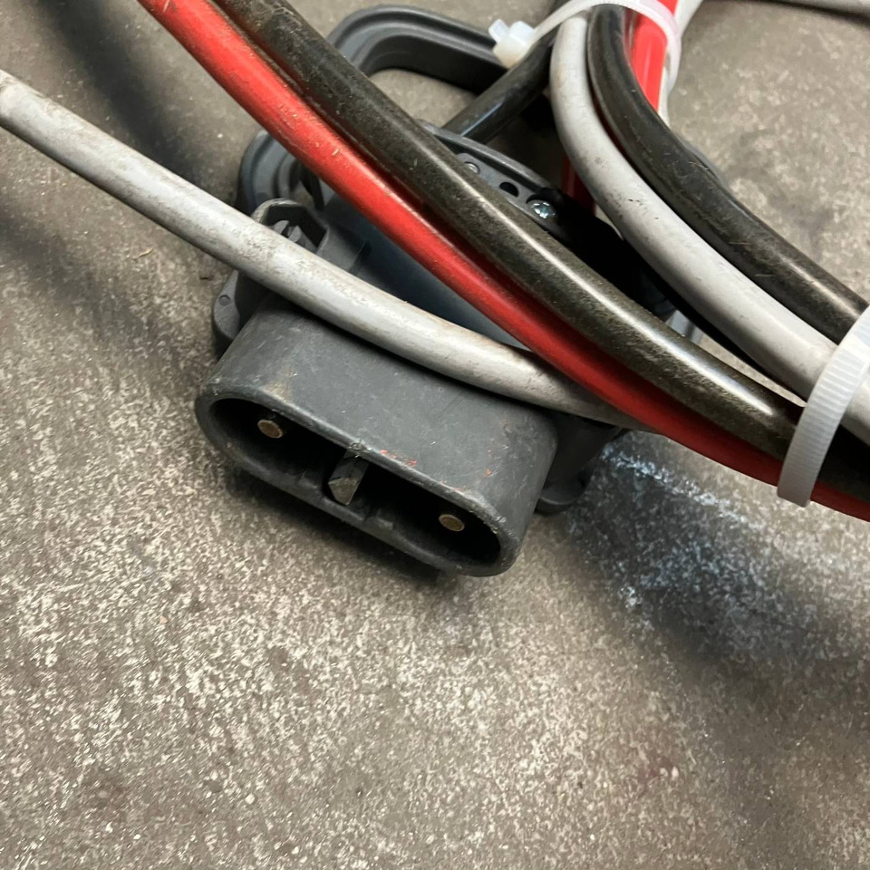 Hawker 24V/35A - Recambio para Equipo de manutención: foto 4 Hawker 24V/35A - Recambio para Equipo de manutención: foto 4