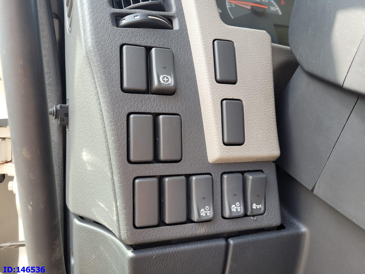 Camión caja cerrada VOLVO FL 240HP - 4x2 - Manual - Euro5: foto 12