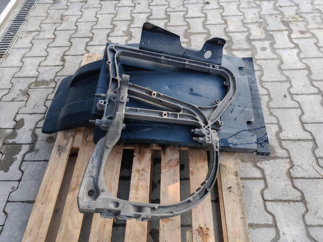 VOLVO FH FM FMX /FRONT AXLE RIGHT MODGUARD / COMPLETE - Carrocería y exterior: foto 4 VOLVO FH FM FMX /FRONT AXLE RIGHT MODGUARD / COMPLETE - Carrocería y exterior: foto 4