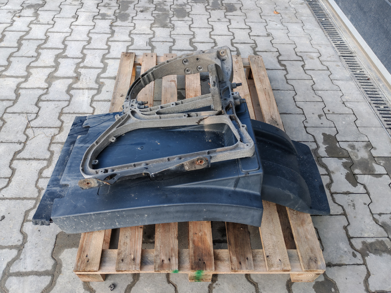 VOLVO FH FM FMX /FRONT AXLE RIGHT MODGUARD / COMPLETE - Carrocería y exterior: foto 3 VOLVO FH FM FMX /FRONT AXLE RIGHT MODGUARD / COMPLETE - Carrocería y exterior: foto 3