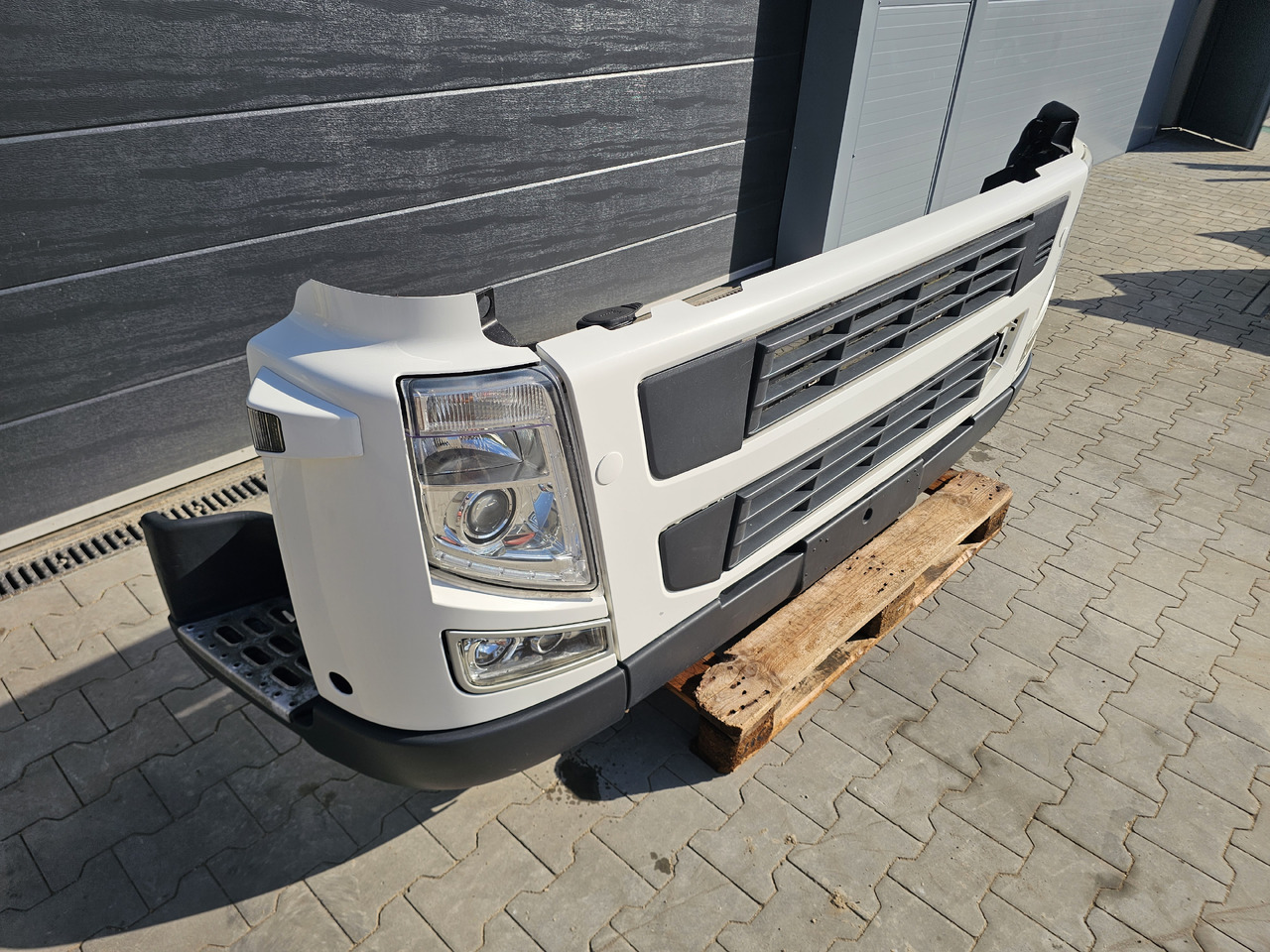 VOLVO FM3 EUR0 5 / COMPLETE BUMPER - Parachoques: foto 3 VOLVO FM3 EUR0 5 / COMPLETE BUMPER - Parachoques: foto 3