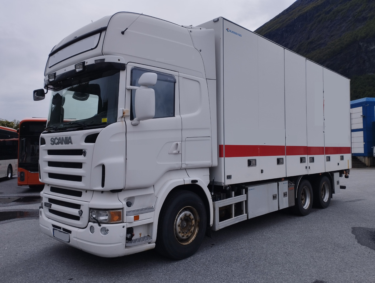 SCANIA R560 6x2,retarder,isolated box - Camión caja cerrada: foto 1 SCANIA R560 6x2,retarder,isolated box - Camión caja cerrada: foto 1