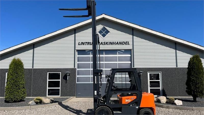 Doosan D30 G med kabine og KUN 57 TIMER FRA NY, MED TIME - Carretilla elevadora diésel: foto 4 Doosan D30 G med kabine og KUN 57 TIMER FRA NY, MED TIME - Carretilla elevadora diésel: foto 4