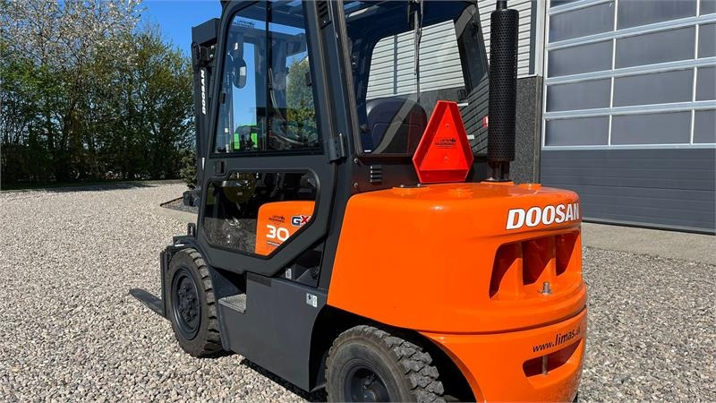 Doosan D30 G med kabine og KUN 57 TIMER FRA NY, MED TIME - Carretilla elevadora diésel: foto 3 Doosan D30 G med kabine og KUN 57 TIMER FRA NY, MED TIME - Carretilla elevadora diésel: foto 3