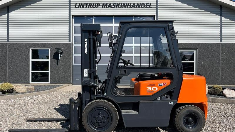 Doosan D30 G med kabine og KUN 57 TIMER FRA NY, MED TIME - Carretilla elevadora diésel: foto 1 Doosan D30 G med kabine og KUN 57 TIMER FRA NY, MED TIME - Carretilla elevadora diésel: foto 1