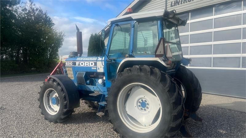 Ford 8210 Force II Med frontlift - Tractor: foto 3 Ford 8210 Force II Med frontlift - Tractor: foto 3