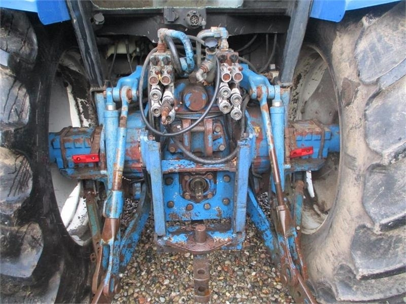 New Holland 8240 SLE Med frontlift og frontPTO - Tractor: foto 5 New Holland 8240 SLE Med frontlift og frontPTO - Tractor: foto 5