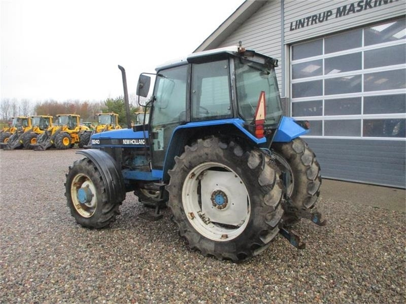 New Holland 8240 SLE Med frontlift og frontPTO - Tractor: foto 3 New Holland 8240 SLE Med frontlift og frontPTO - Tractor: foto 3