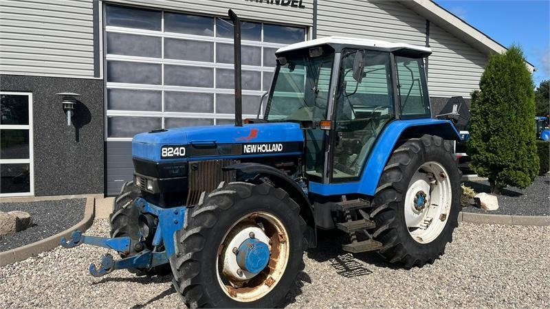 New Holland 8240 SLE Med frontlift og frontPTO - Tractor: foto 2 New Holland 8240 SLE Med frontlift og frontPTO - Tractor: foto 2