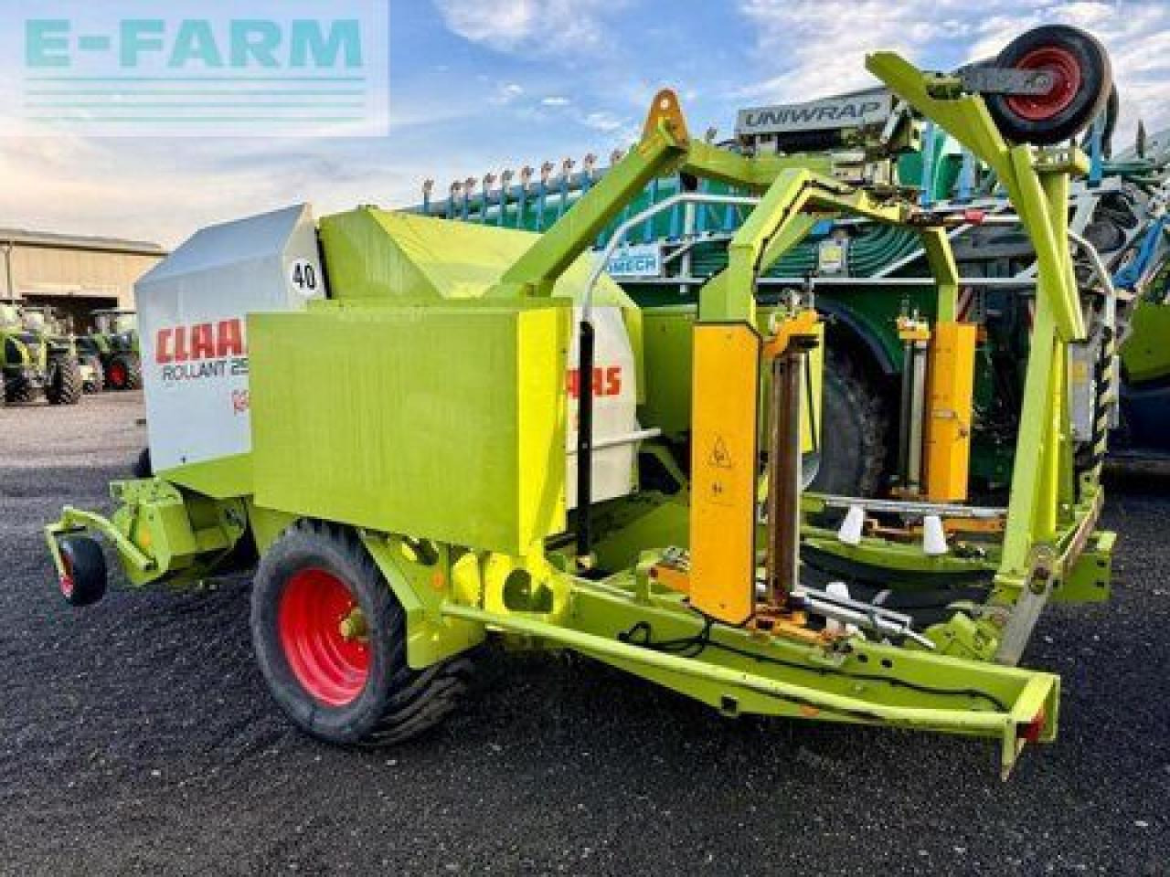 CLAAS rollant 255 rc uniwrap, presse - Empacadora de pacas cuadradas: foto 3 CLAAS rollant 255 rc uniwrap, presse - Empacadora de pacas cuadradas: foto 3
