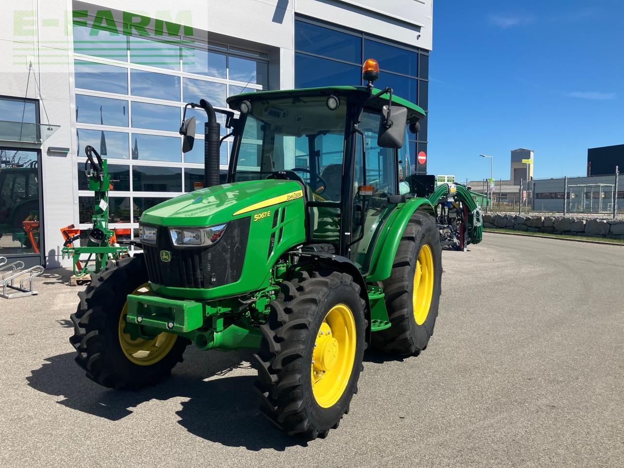 John Deere 5067E - Tractor: foto 1 John Deere 5067E - Tractor: foto 1