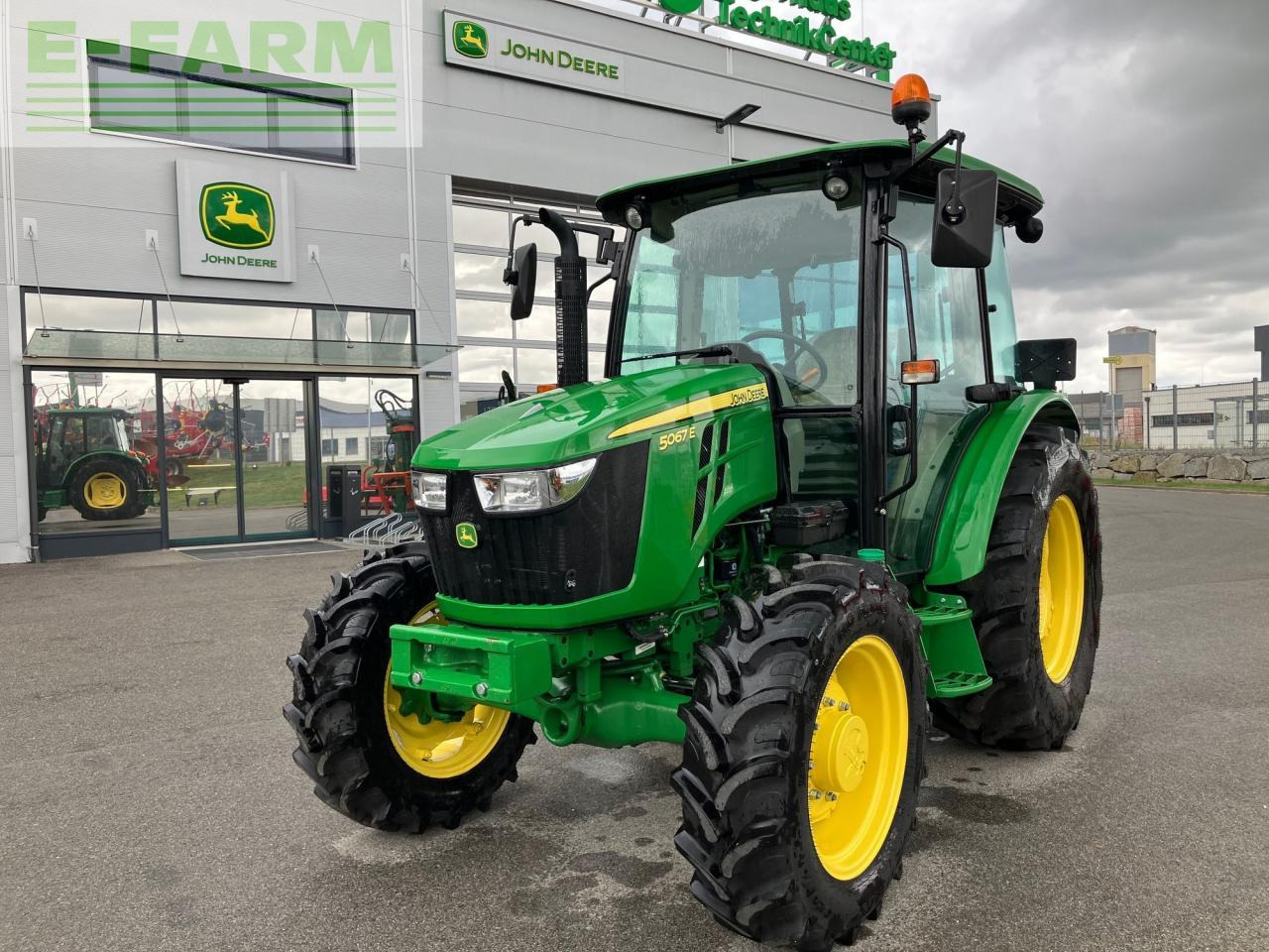 John Deere 5067E - Tractor: foto 1 John Deere 5067E - Tractor: foto 1