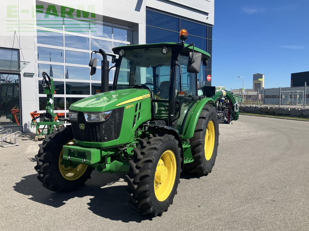 John Deere 5067e - Tractor: foto 1 John Deere 5067e - Tractor: foto 1