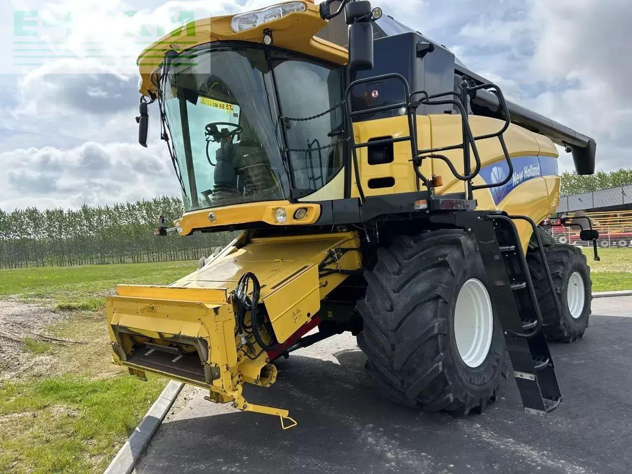 New Holland cx 8090 - Cosechadora de granos: foto 2 New Holland cx 8090 - Cosechadora de granos: foto 2