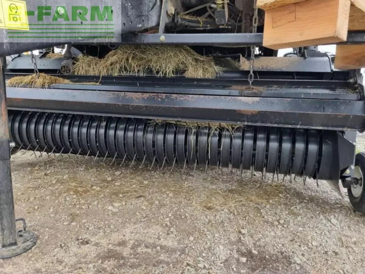 New Holland roll belt 150 crop cutter - Empacadora de pacas cuadradas: foto 4 New Holland roll belt 150 crop cutter - Empacadora de pacas cuadradas: foto 4