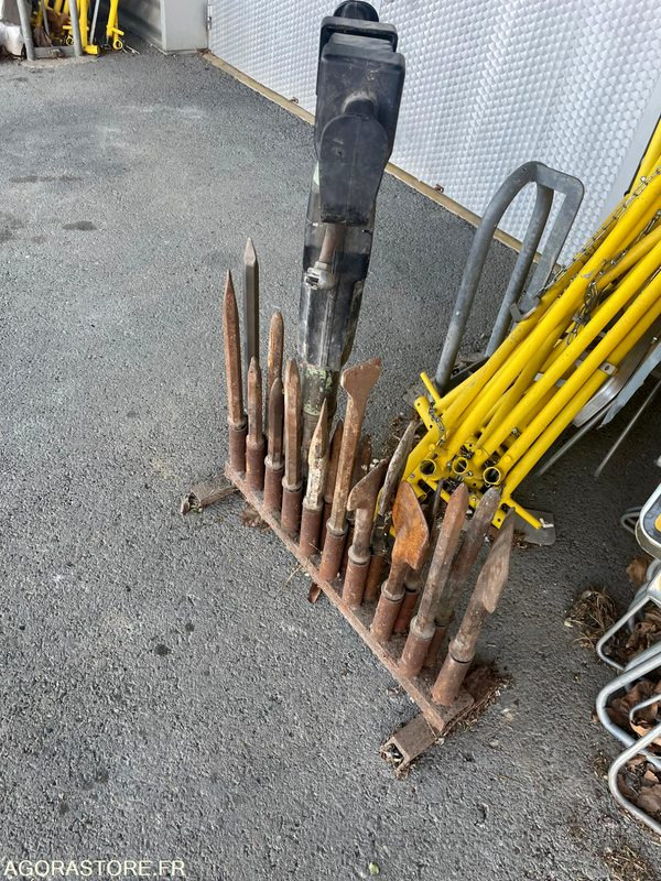 1 Compresseur mobile (+1 marteau perforateur,4 spatules,7 burins,1meuleuse,1 déb - Compresor de aire: foto 4 1 Compresseur mobile (+1 marteau perforateur,4 spatules,7 burins,1meuleuse,1 déb - Compresor de aire: foto 4