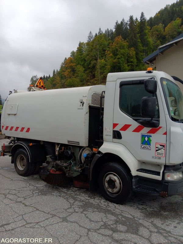 BALAYEUSE de Voiries- RENAULT MIDLUM 220 DXI avec aspiratrice EUROVOIRIE - Barredora vial: foto 4 BALAYEUSE de Voiries- RENAULT MIDLUM 220 DXI avec aspiratrice EUROVOIRIE - Barredora vial: foto 4