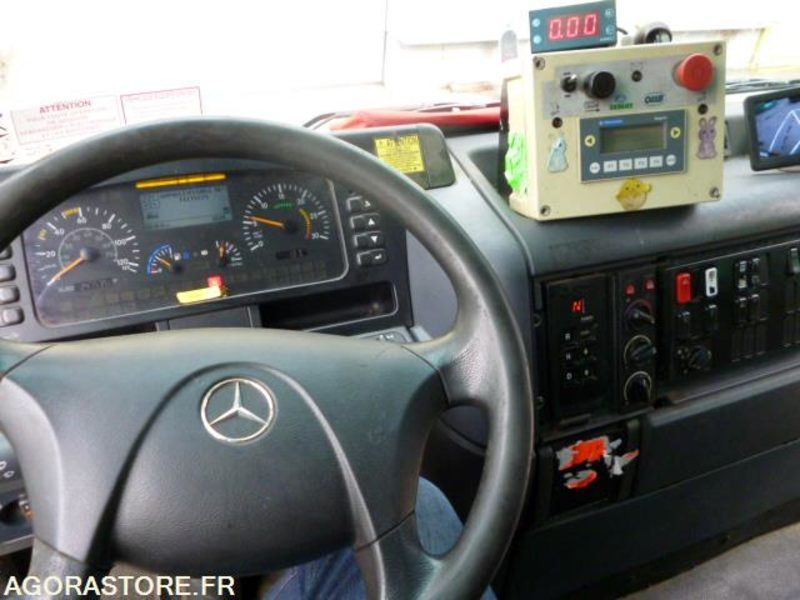 BOM ECONIC MERCEDES CABINE TYPE BUS 2007 4 places 247550kms - Camión de basura: foto 4 BOM ECONIC MERCEDES CABINE TYPE BUS 2007 4 places 247550kms - Camión de basura: foto 4
