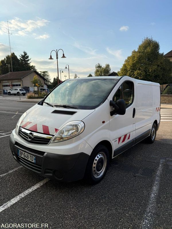 OPEL VIVARO 2L CDTI 90CH moteur 2L dci 90ch à chaine de distribution - Furgoneta pequeña: foto 2 OPEL VIVARO 2L CDTI 90CH moteur 2L dci 90ch à chaine de distribution - Furgoneta pequeña: foto 2